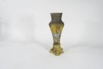 ÉTABLISSEMENTS GALLÉ (1904-1936) Vase monté en verre multicouches à décor...
