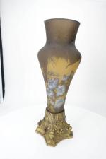 ÉTABLISSEMENTS GALLÉ (1904-1936) Vase monté en verre multicouches à décor...