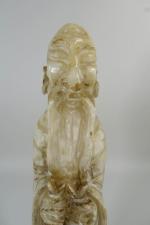 Sculpture en albâtre représentant un personnage asiatique tenant des poissons...