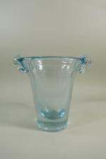 DAUM NANCY FRANCE : Vase en cristal bleuté, anses à...