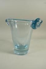 DAUM NANCY FRANCE : Vase en cristal bleuté, anses à...