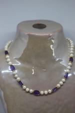 collier alternant perles, amethystes et boules d'or. 46 gr ER,...