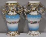 Paire de vases en porcelaine de Paris à décor de...