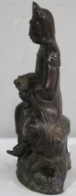 Sujet en bronze de patine brune représentant la déesse Guanyin...