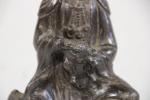 Sujet en bronze de patine brune représentant la déesse Guanyin...