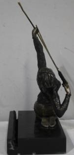LIMOUSIN: Miroir de table à décor d'archère en métal, art...