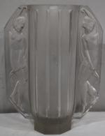 Edmond ETLING (act.1820-1835): Vase en verre moulé pressé, à anses...