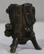 Petit vase tripode en bronze à décor en relief de...