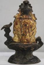 Sujet en bronze laqué or sur fond rouge, représentant Guanyin-Avalokiteshvara...