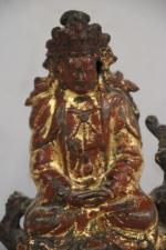 Sujet en bronze laqué or sur fond rouge, représentant Guanyin-Avalokiteshvara...