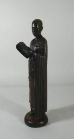 VIETNAM - Vers 1900
Statuette en bois d'un moine debout lisant,...