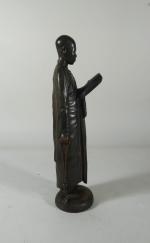 VIETNAM - Vers 1900
Statuette en bois d'un moine debout lisant,...