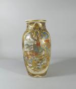 SATSUMA, Vase à décor polychrome et or  à décor...