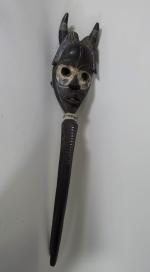 Artisanat africain: masque représentant un visage surmonté de corne en...