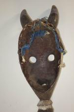 Artisanat africain: masque représentant un visage surmonté de corne en...