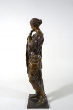École XIXe, Femme drapée à l'antique, statuette en bronze à...