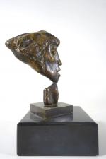 École moderne du XXe, Femme de profil, statuette en bronze...