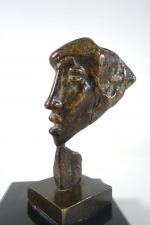 École moderne du XXe, Femme de profil, statuette en bronze...
