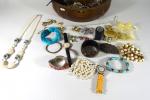Lot de bijoux fantaisie comprenant bracelets, montres, colliers, broches et...
