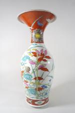 Vase à col évasé en porcelaine à décor polychrome ...