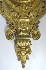 Cartel en bronze doré richement décoré d'un chevalier sous une...