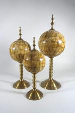 EICHHOLTZ, Suite de 3 sphères décoratives en os montées sur...