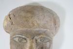 EGYPTE- Masque de sarcophage. Bois avec restes de pigment noir....