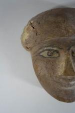EGYPTE- Masque de sarcophage. Bois avec restes de pigment noir....