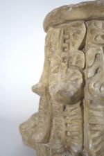 Chapiteau composite en marbre sculpté sur trois faces à décor...