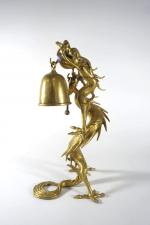 Chine, XXe siècle, Cloche de cérémonie en bronze doré représentant...