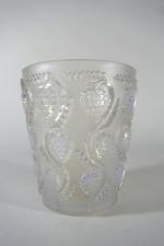 LALIQUE René  (1864-1945), Vase dit lave-raison "Muscat" en verre...