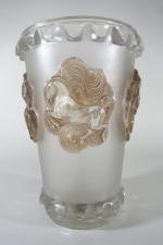 LALIQUE FRANCE d'ap.René LALIQUE (1864-1945), Vase " Camargue" en verre...