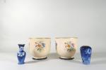 Lot porcelaine décorative:
CHAUFRIASSE A LIMOGES: 2 petits vases décoratifs en...