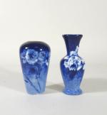 Lot porcelaine décorative:
CHAUFRIASSE A LIMOGES: 2 petits vases décoratifs en...