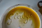 Service à orangeade dépareillé en céramique émaillée moutarde comprenant une...