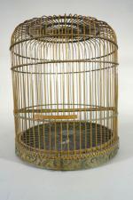 Cage à oiseaux en bambou et bois sculpté de motifs...