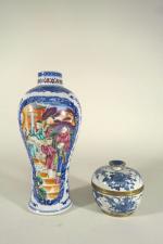 Vase de forme balustre en porcelaine à décor blanc bleu...