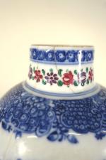 Vase de forme balustre en porcelaine à décor blanc bleu...
