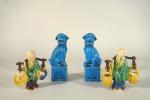 Paire de petites figurines en porcelaine émaillé bleu représentant des...