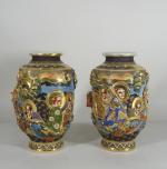 SATSUMA , paire de vases  en porcelaine à décor...