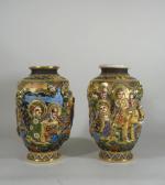 SATSUMA , paire de vases  en porcelaine à décor...