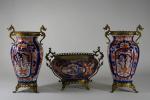 Garniture en porcelaine d'Imari comprenant une paire de vase et...