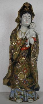 Geisha en porcelaine polychrome de Satsuma. H: 40 cm