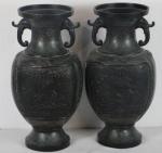 Paire de vases en bronze, à anses à décor d'éléphants....