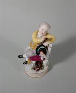 Garçon élégant assis sur une chaine, sujet en porcelaine allemande...