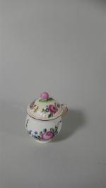 MENNECY XVIIIème s.: Pot à crème en porcelaine à décor...