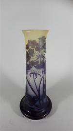 Etablissements GALLE : Vase en verre multicouche à décor gravé...