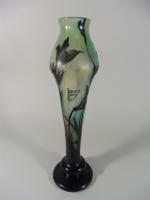 DAUM FRANCE : Vase en verre multicouche à fond vert...