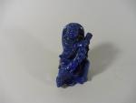 CHINE : Sujet en lapis-lazuli sculpté représentant un personage assis...