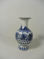 CHINE XXème s. : Petit vase balustre en porcelaine à...